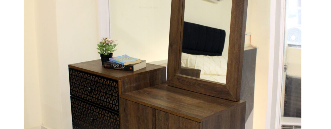 Dresser Table with Mirror